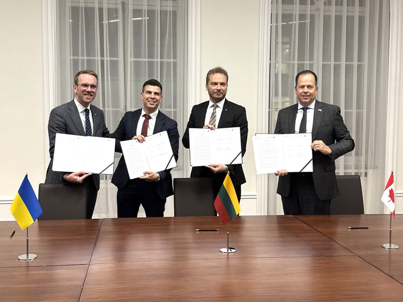 Representatives of Ukraine, Sweden, Lithuania and Canada hold up the signed Joint Declaration