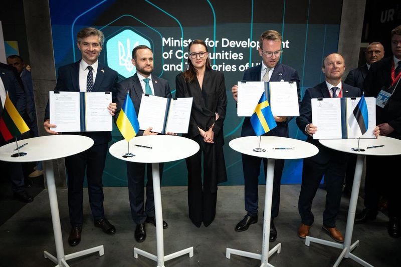 Representatives of Lithuania, Ukraine, Sweden and Estonia hold signed documents at the Ukraine Recovery Conference